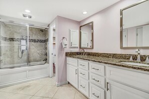 Combined shower/tub - Serene Ocean View Relaxing Ocean Sounds in This 2 Bedroom 2 Bath (Port Aransas)