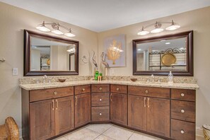 Combined shower/tub