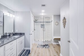 Combined shower/bathtub