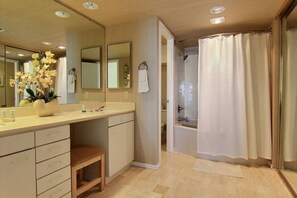 Combined shower/bathtub - 2 Bedroom 2 Bath wih Stunning Ocean View and Tranquility (Port Aransas)