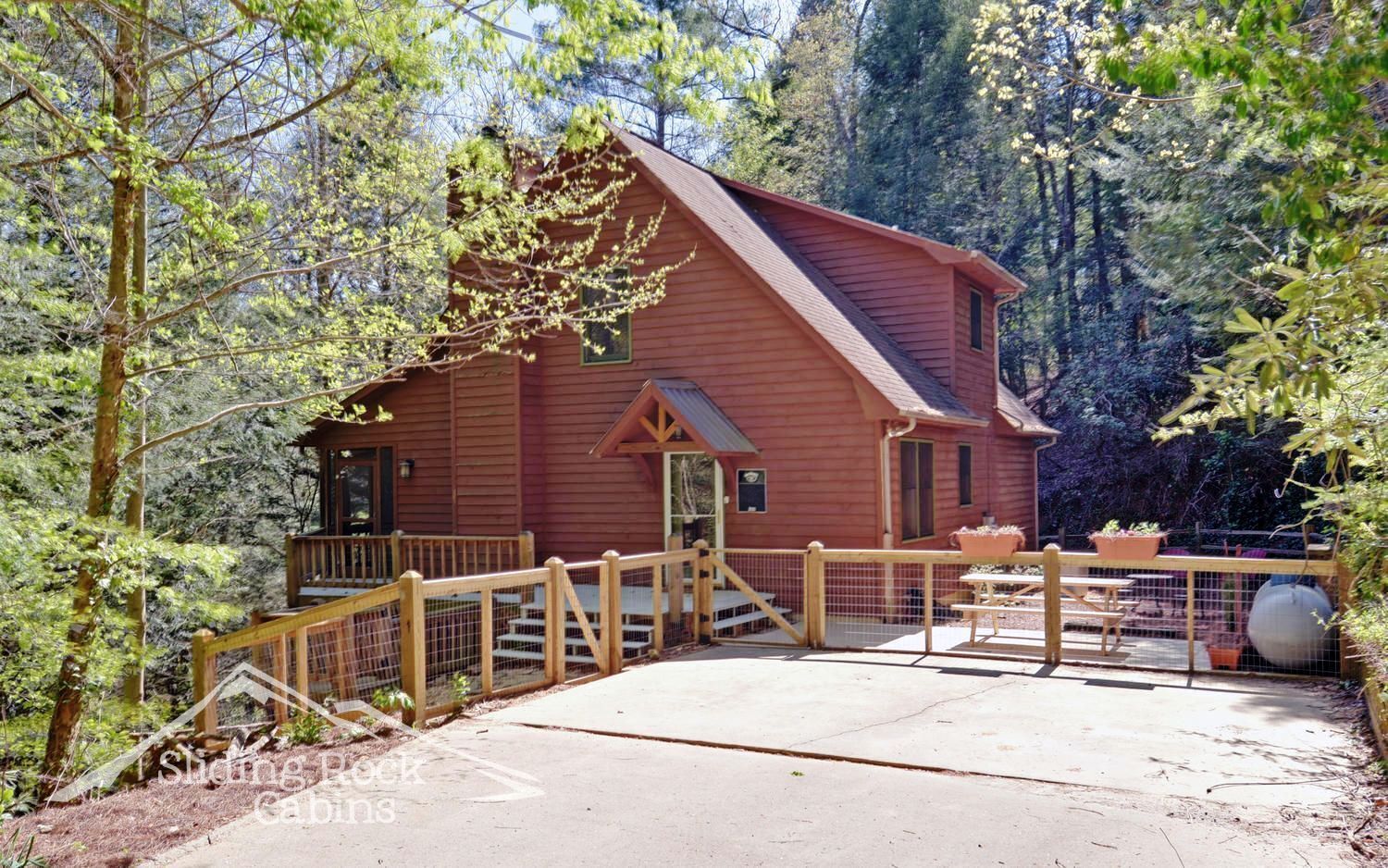 Secluded, hot tub, Ellijay River, pet friendly-fenced yard