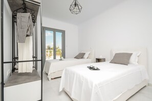 4 chambres, bureau, chambres insonorisées, fer et planche à repasser