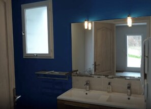 A bathroom with two sinks, a mirror, and a window. - GITE JASMIN (Notre-Dame-de-Sanilhac)