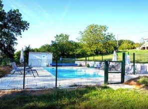 A backyard with a swimming pool, a fenced area, and a small shed. - GITE JASMIN (Notre-Dame-de-Sanilhac)