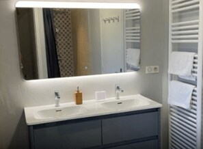 A bathroom with a double sink, a mirror, and a towel rack. - GITE COSMOS (Notre-Dame-de-Sanilhac)