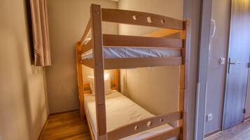 Caja de seguridad en la habitación, wifi gratis y ropa de cama