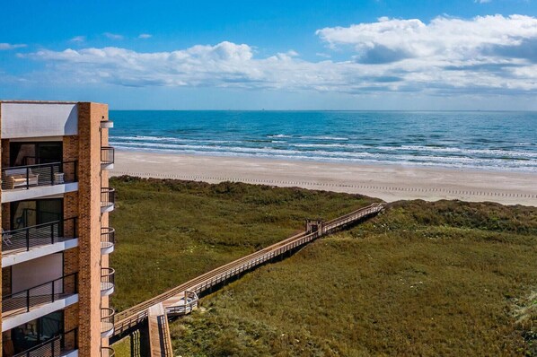 On the beach - Relax with a Fabulous Ocean View Ocean Sounds in This 2 Bedroom 2 Bath (Port Aransas)