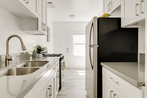 Fridge, microwave, oven, stovetop - Beautiful&Renovated, Charming Garden Apartment in Valley Village (Los Angeles)