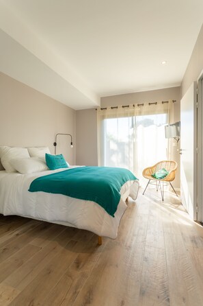 5 bedrooms, iron/ironing board, WiFi, bed sheets