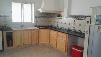 Microwave, oven, dishwasher, coffee/tea maker