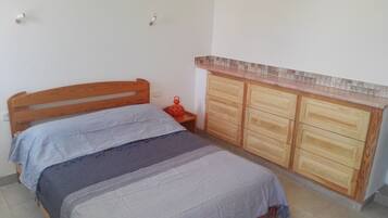 2 habitaciones, cuna de viaje y ropa de cama