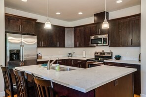 Fridge, microwave, oven, stovetop - Adorable One Level Home with Hot Tub Just Minutes from Downtown! (Leavenworth)