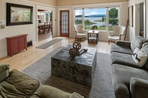 Smart TV, fireplace, offices