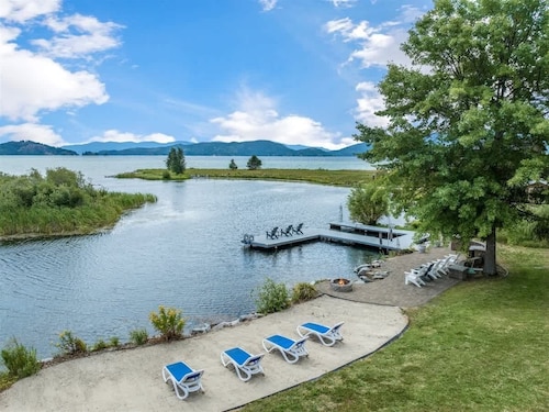 Sleeps 20 People! Waterfront Home with Dock & A/C