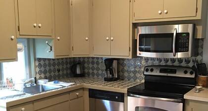 Suuri, 1800-luvun lopulla koti. Eristäytynyt, mutta keskeisen liikealueen vieressä.