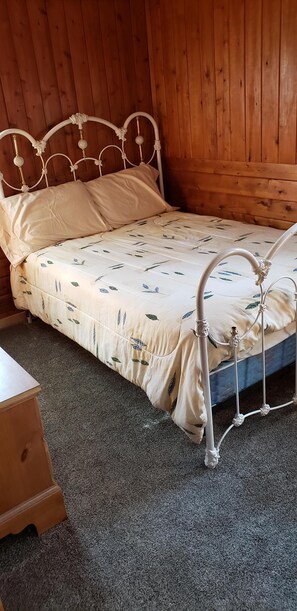 2 bedrooms, free WiFi, bed sheets - NEWLY RENOVATED from top to bottom. Northwoods cabin on the shores of Somo Lake (Tomahawk)