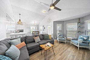 Smart-tv, een tafeltennistafel en boeken