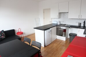Classic Apartment | Private kitchen | Full-size fridge, microwave, oven, stovetop - Apartment in Shoreditch Central London (London)