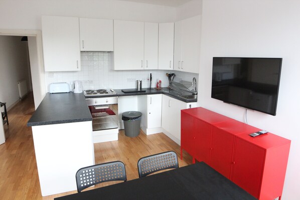 Classic Apartment | Private kitchen | Full-size fridge, microwave, oven, stovetop - Apartment in Shoreditch Central London (London)