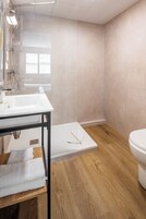 İki Ayrı Yataklı Oda | Banyo | Duş, ücretsiz banyo/kozmetik ürünleri, saç kurutma makinesi, havlu 