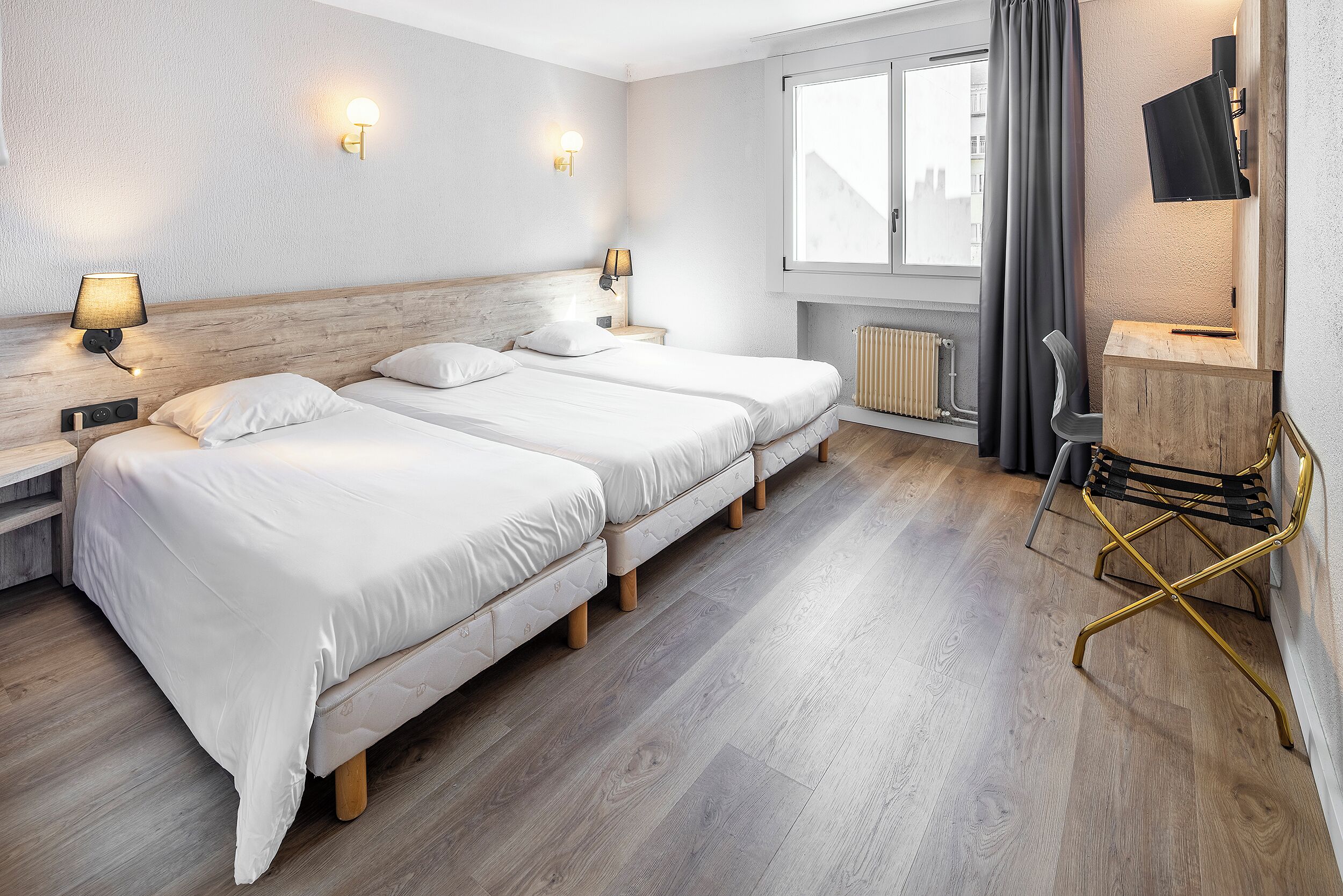 Chambre triple classique | Bureau, lit de bébé (gratuit), accès au Wi-Fi (inclus), literie fournie