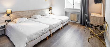 Chambre triple classique | Bureau, lit de bébé (gratuit), accÚs au Wi-Fi (inclus), literie fournie