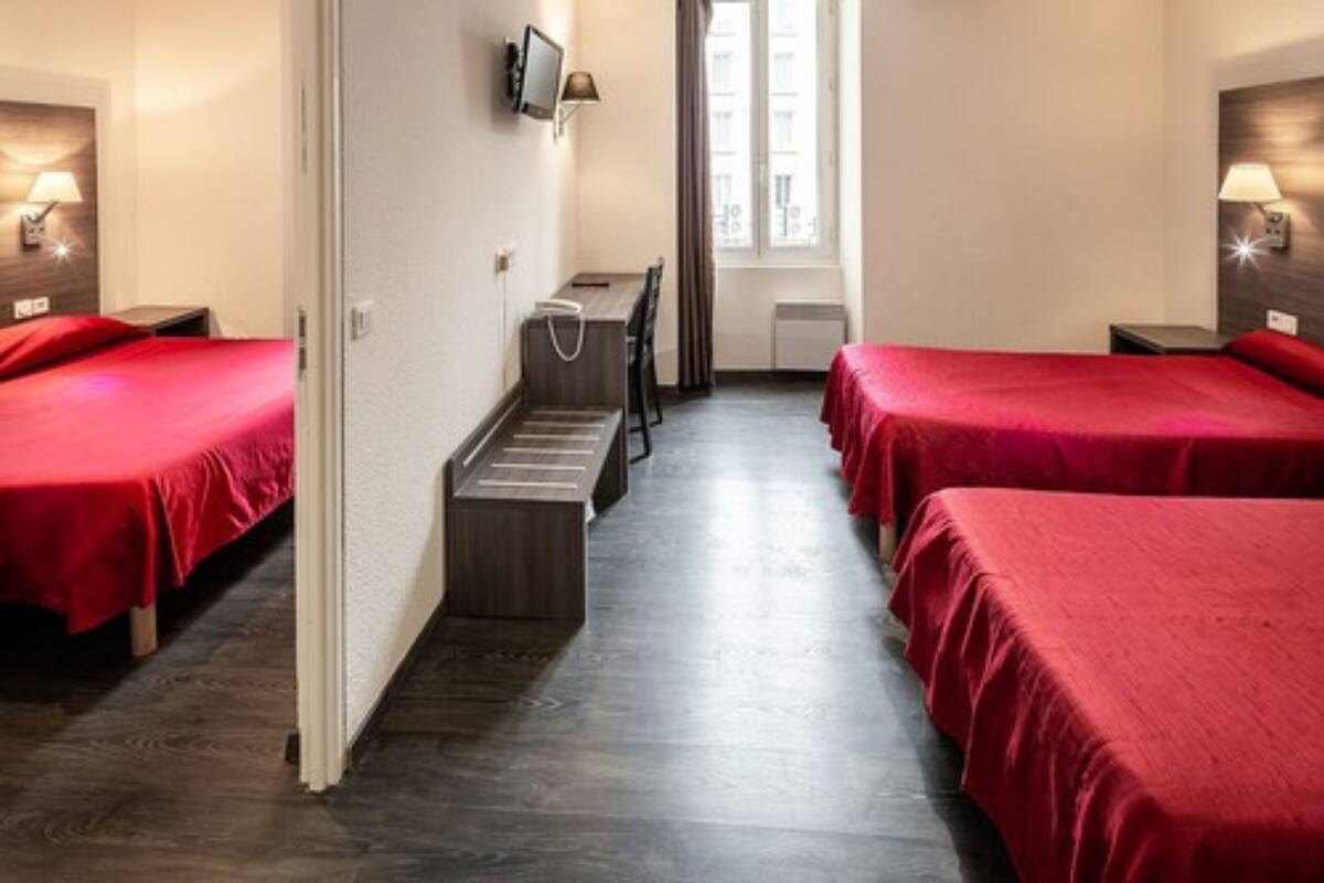 Familie suite | Een bureau, gratis babybedden, gratis wifi, beddengoed