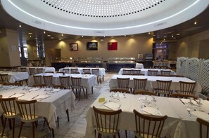 Breakfast, lunch and dinner served