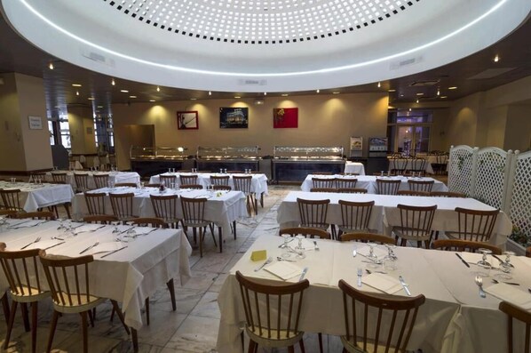 Breakfast, lunch and dinner served - Hotel Galilée Windsor (Lourdes)
