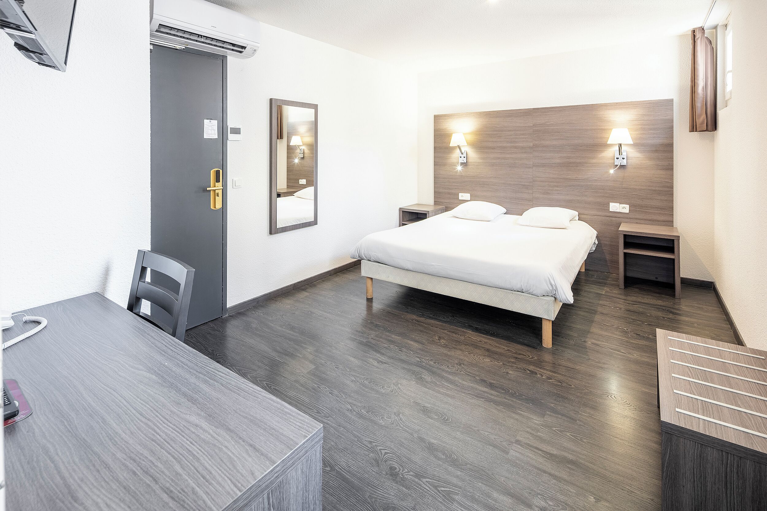 Desk, free cots/infant beds, free WiFi, bed sheets