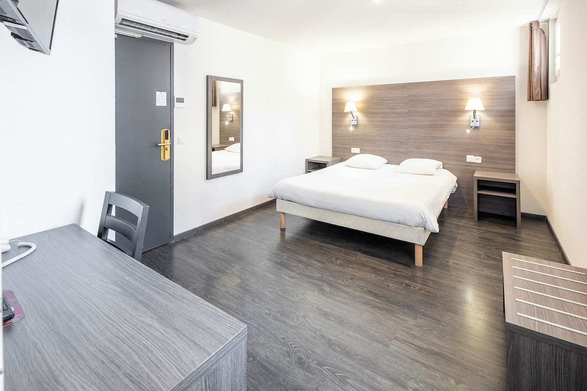 Kahden hengen classic-huone | Työpöytä, ilmaiset vauvansängyt, ilmainen Wi-Fi, vuodevaatteet