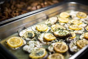 Serveert ontbijt, lunch en diner
