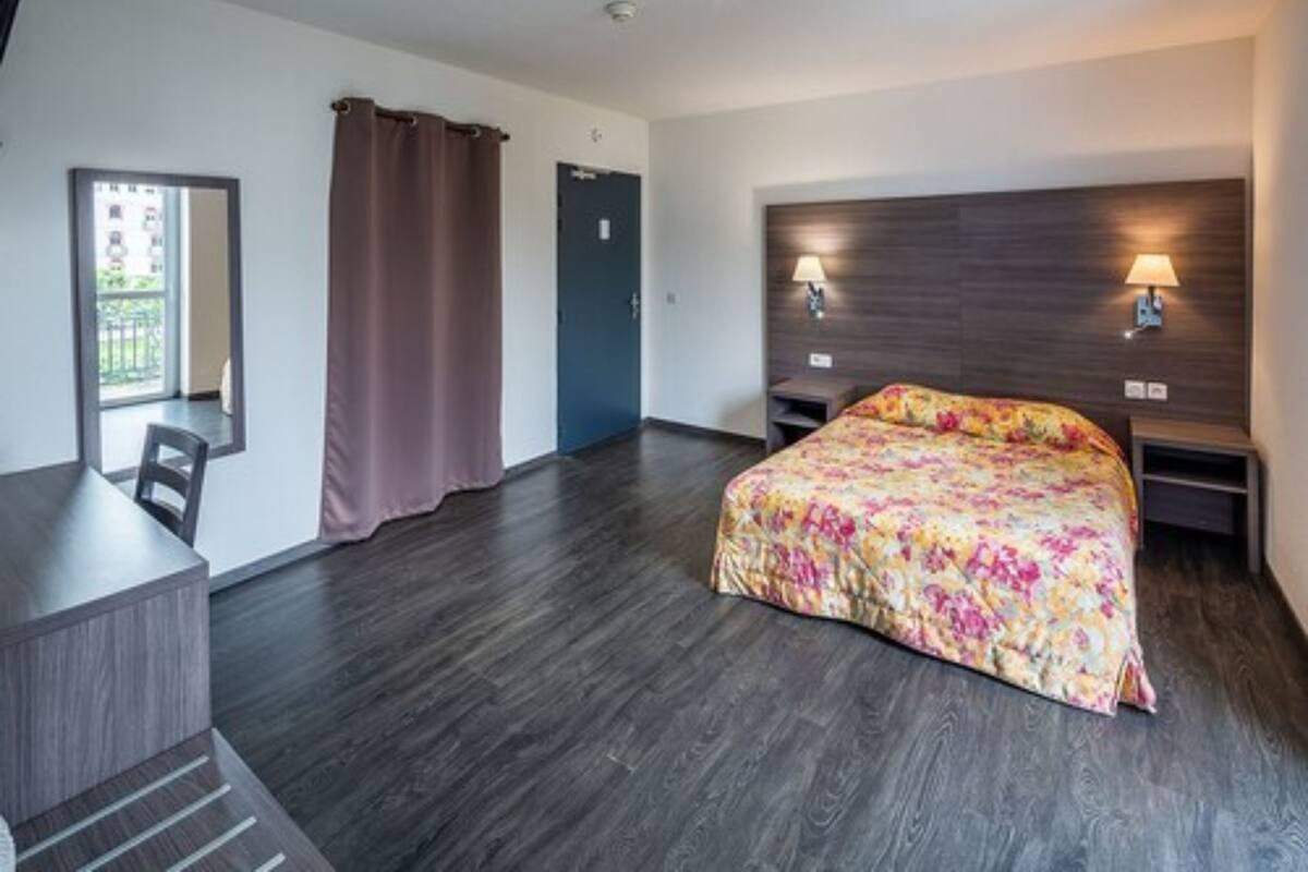 Een bureau, gratis babybedden, gratis wifi, beddengoed