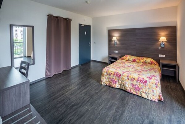 Desk, free cribs/infant beds, free WiFi, bed sheets