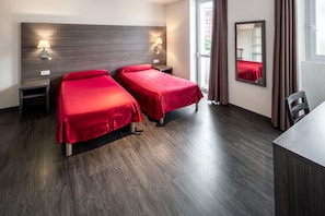 Een bureau, gratis babybedden, gratis wifi, beddengoed