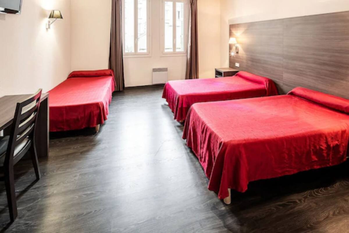 Klassieke driepersoonskamer | Een bureau, gratis babybedden, gratis wifi, beddengoed