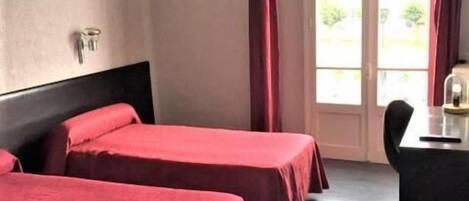 Escrivaninha, berços grátis, Wi-Fi de cortesia, roupa de cama