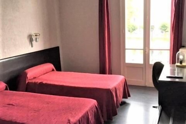 Meja kerja, tempat tidur bayi gratis, Wi-Fi gratis, dan seprai linen