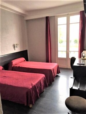 Desk, free cots/infant beds, free WiFi, bed sheets - Hotel Galilée Windsor (Lourdes)