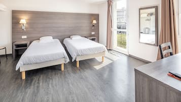 Kahden hengen huone (kaksi sänkyä) | Työpöytä, ilmaiset vauvansängyt, ilmainen Wi-Fi, vuodevaatteet