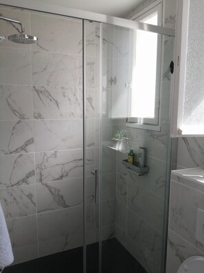 Shower, hair dryer - Homerez - Cozy studio in Guéthary 30 m² with relaxing balcony (Guéthary)