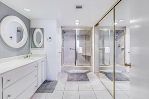 Combined shower/bathtub - Stunnning Sunrise Views Over the Gulf in This 2 Bedroom 2 Bath Den (Port Aransas)