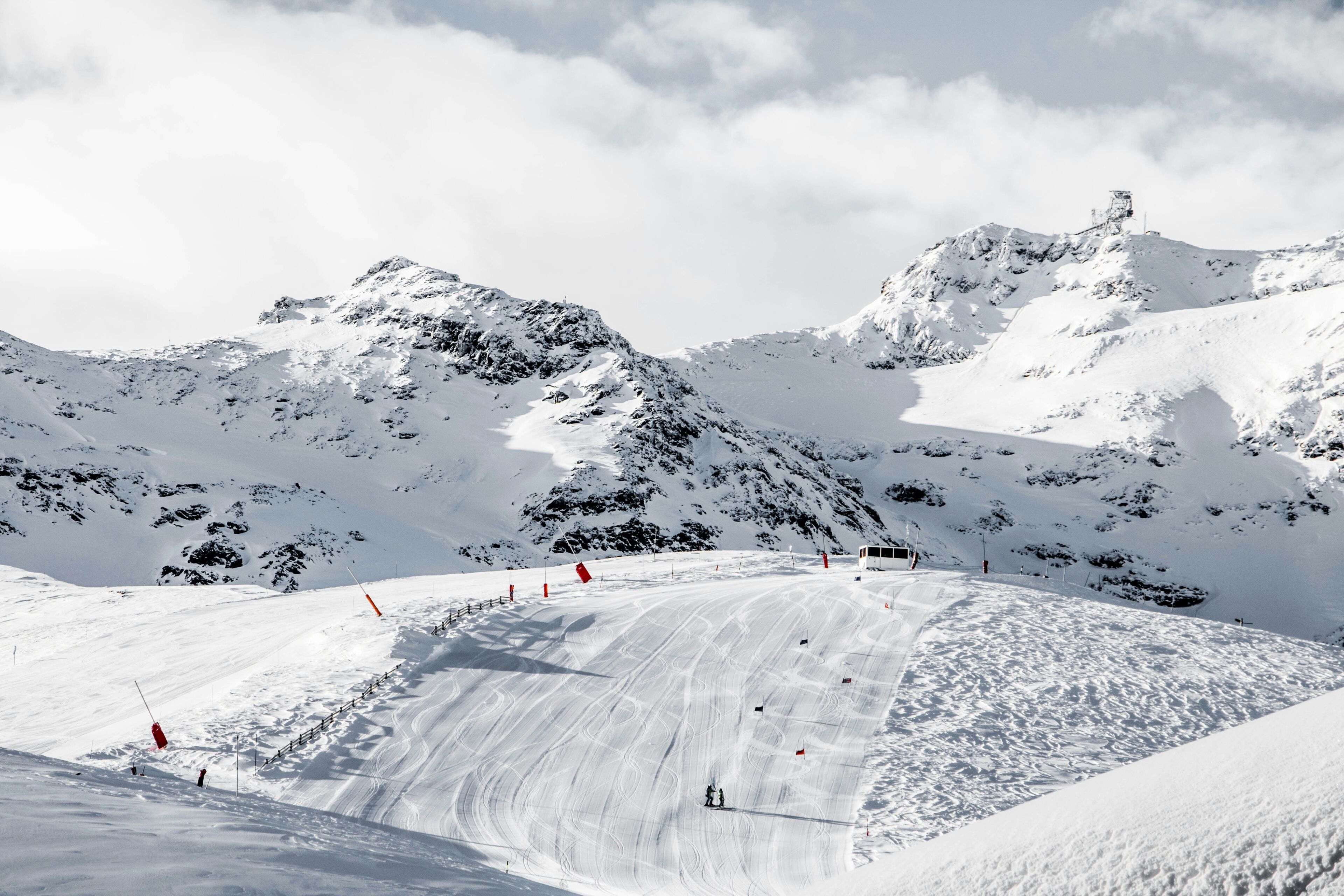 Une piste de ski enneigée, avec une montagne en toile de fond.