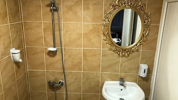 Dusche, Haartrockner, Hausschuhe, Handtücher