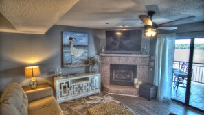 TV connectée, cheminée, Netflix, jouets