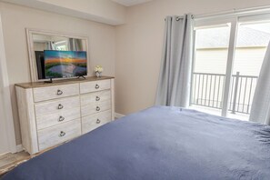 3 bedrooms, iron/ironing board, WiFi, bed sheets - Stunning Renovated 3BR Condo w/ Huge Deck & the Best Open-Water View on the Lake (Lake Ozark)