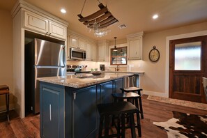 Fridge, microwave, oven, stovetop - Gateway Gathering House - Fredericksburg, Wineries, close to town. (Fredricksburg)