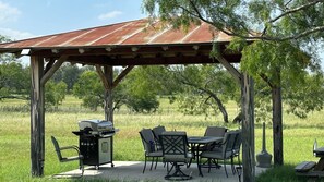 Outdoor dining space with propane grill. - Gateway Gathering House - Fredericksburg, Wineries, close to town. (Fredricksburg)
