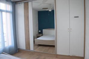 2 chambres, fer et planche à repasser, lit de bébé portatif