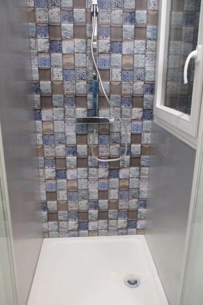 Dusche, Haartrockner, Toilettenpapier